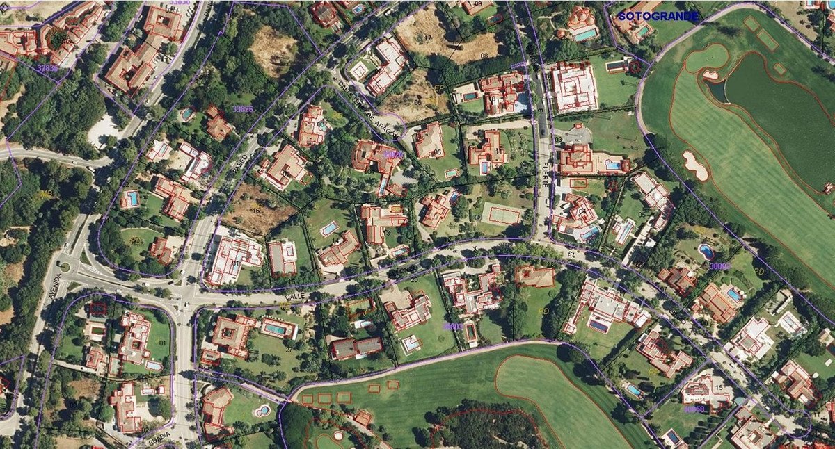 Aerial view of a luxury estate in Sotogrande, Spain, featuring large homes, manicured lawns, and proximity to a golf course.