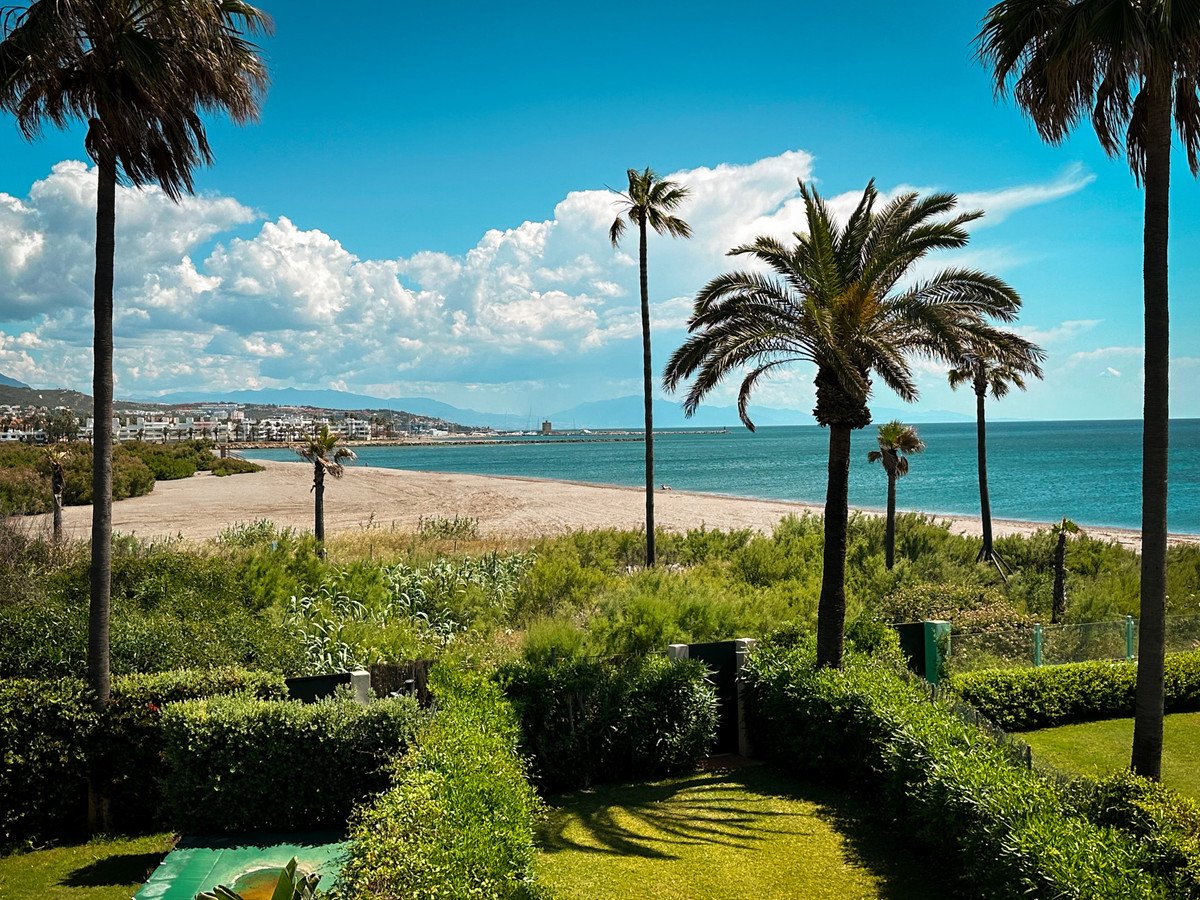 4 Bed Двуфамилна къща in Sotogrande Costa
