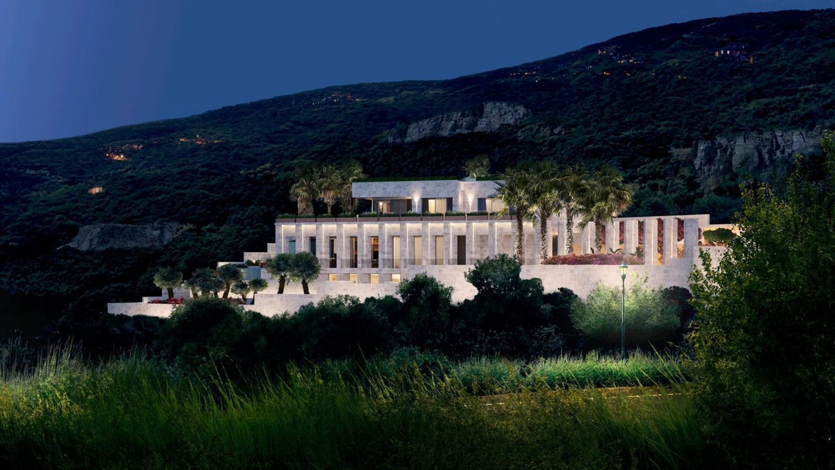 Luxe villa met uitzicht op de bergen, 's avonds verlicht