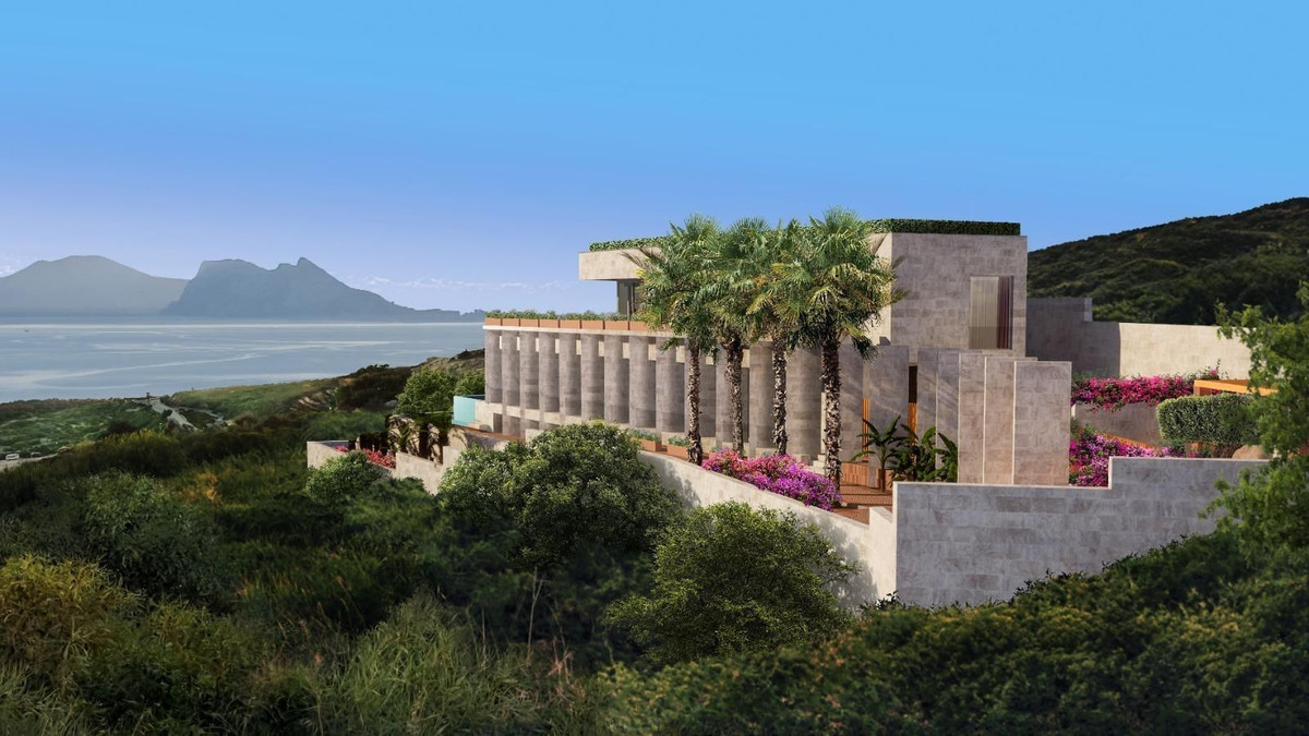 Luxe villa met uitzicht op de oceaan en weelderige tuinen.