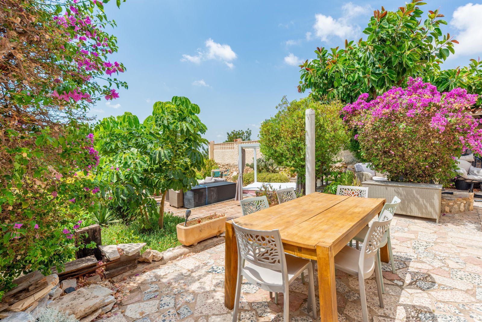 Buiten eetgedeelte in een villa met tafel en stoelen.