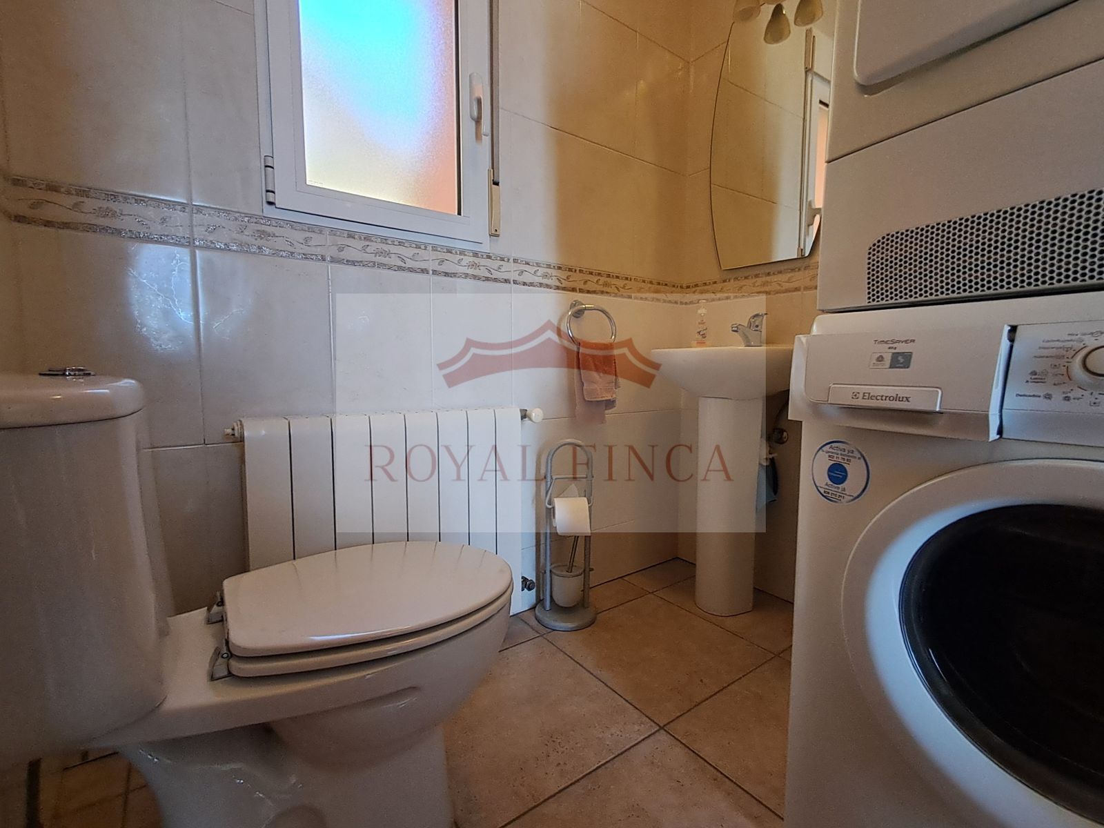 Badkamer met toilet en wasmachine