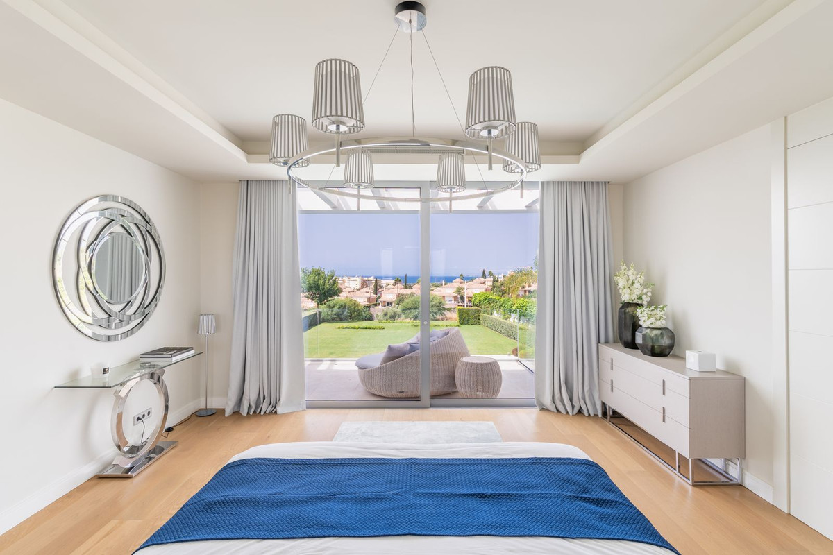 Luxe slaapkamer met uitzicht op de tuin en het terras.