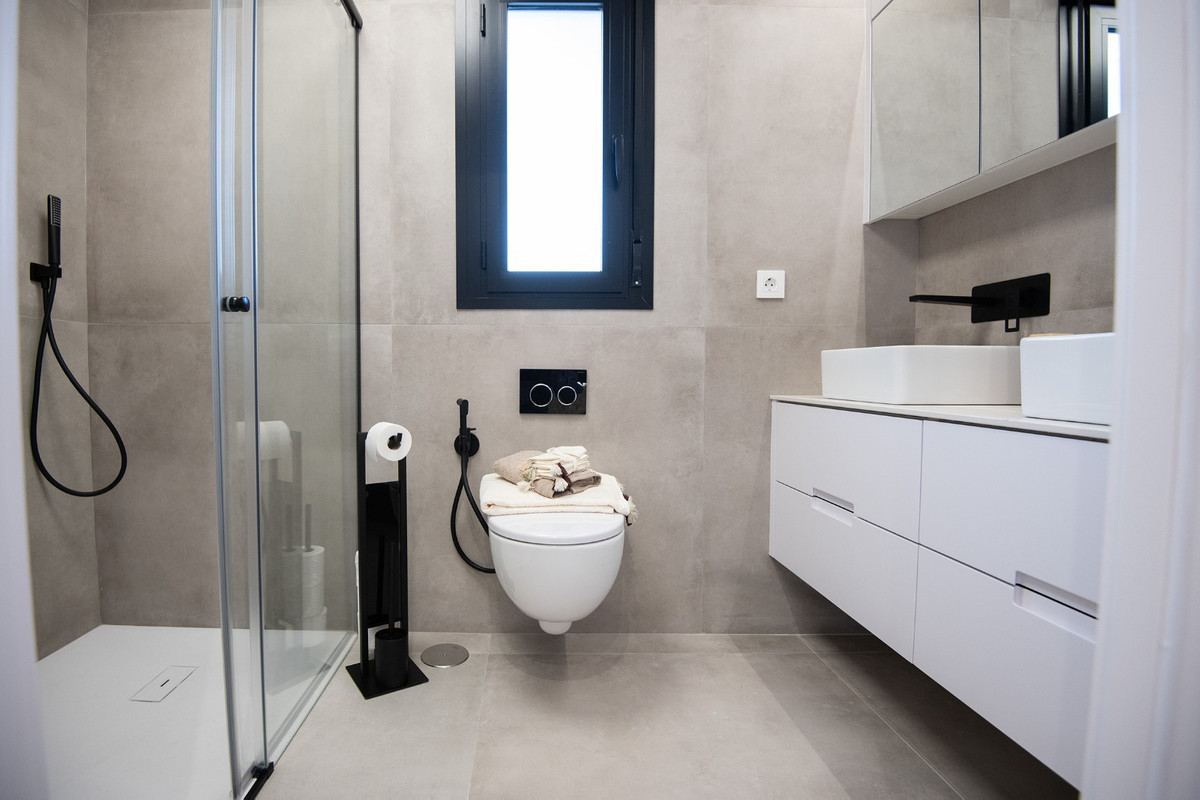 Moderne badkamer met neutraal kleurenschema en strakke lijnen