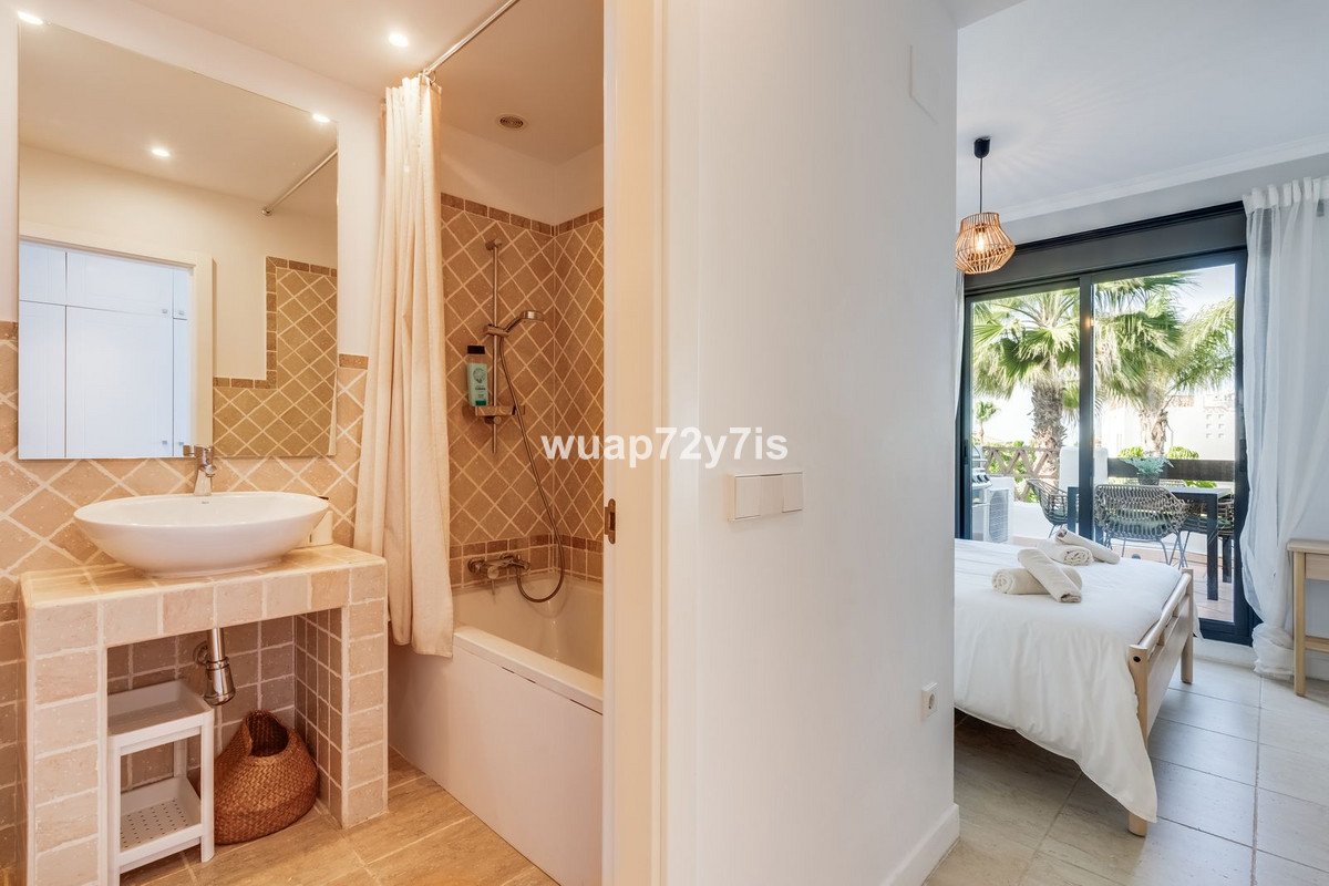 2 Bed Middle Floor Apartment in Selwo في Selwo — شقة