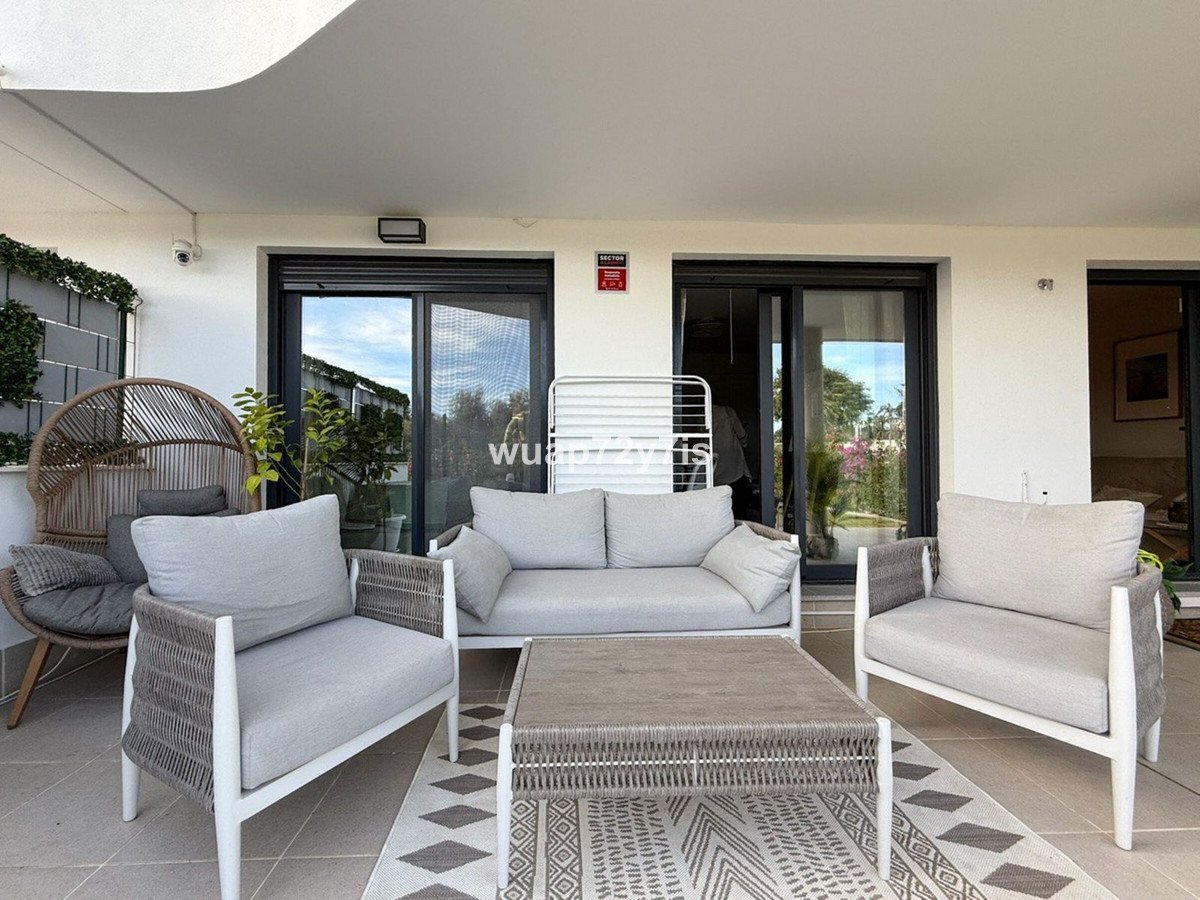 2 Bed Ground Floor Apartment in Selwo في Selwo — شقة