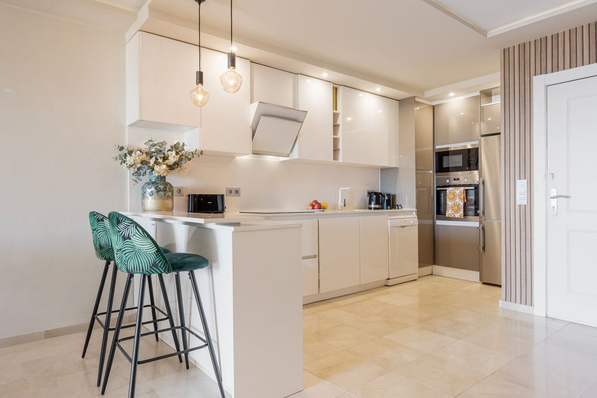 2 Bed Middle Floor Apartment in Selwo في Selwo — شقة