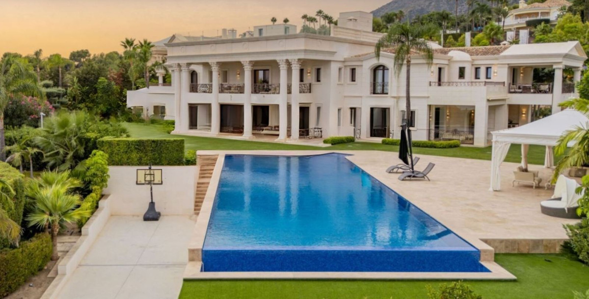 Luxe villa met zwembad en basketbalveld.