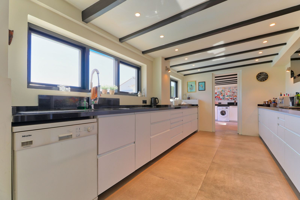 Moderne keuken met witte kasten en zwart aanrechtblad