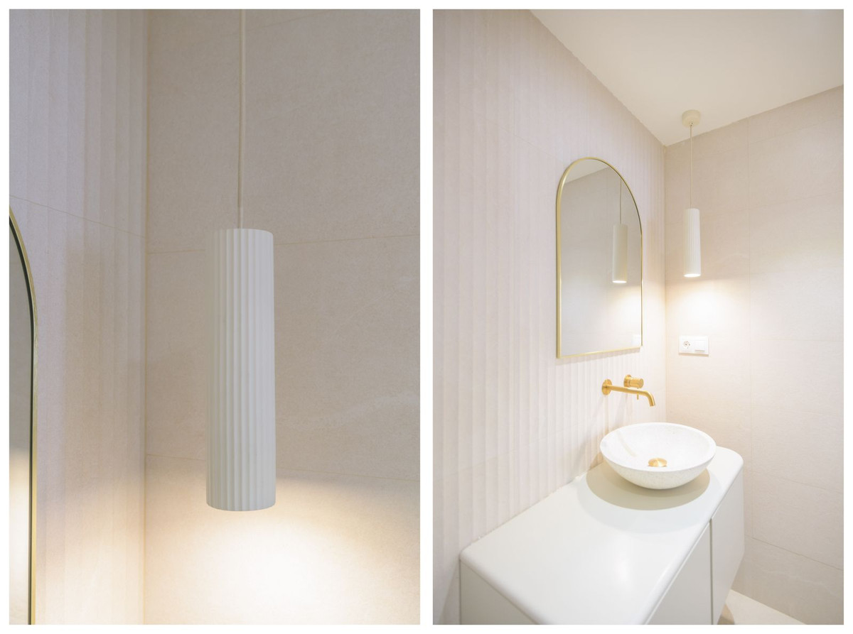 Moderne badkamer met wastafel, spiegel en hanglamp