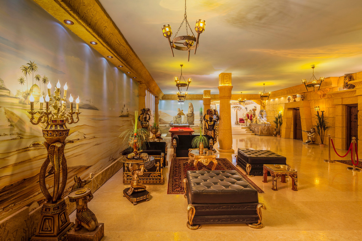 Interieur van een herenhuis met Egyptisch thema en luxe meubels