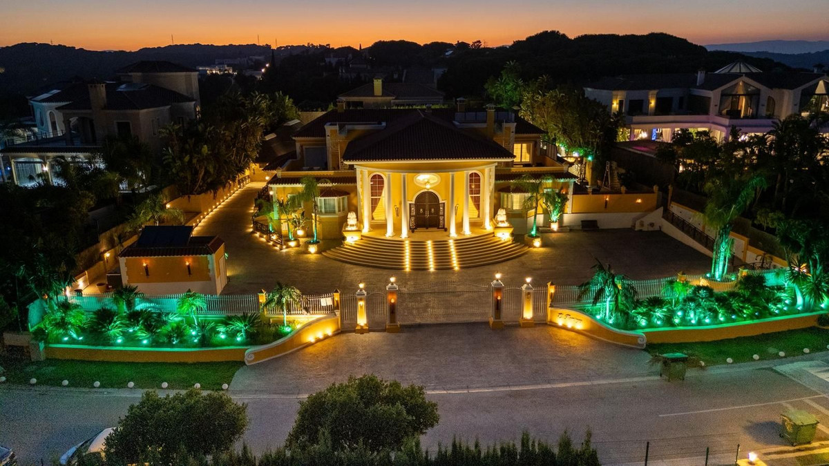 6 Bed Detached Villa in Sotogrande في Sotogrande — فيلا منفصلة