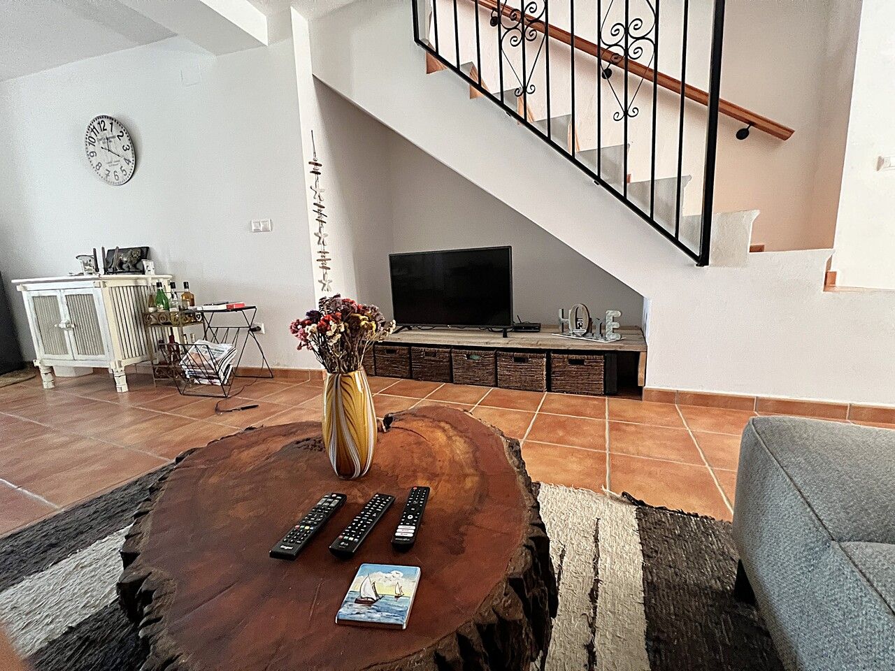 Gezellige woonkamer interieur met houten tafel en tv