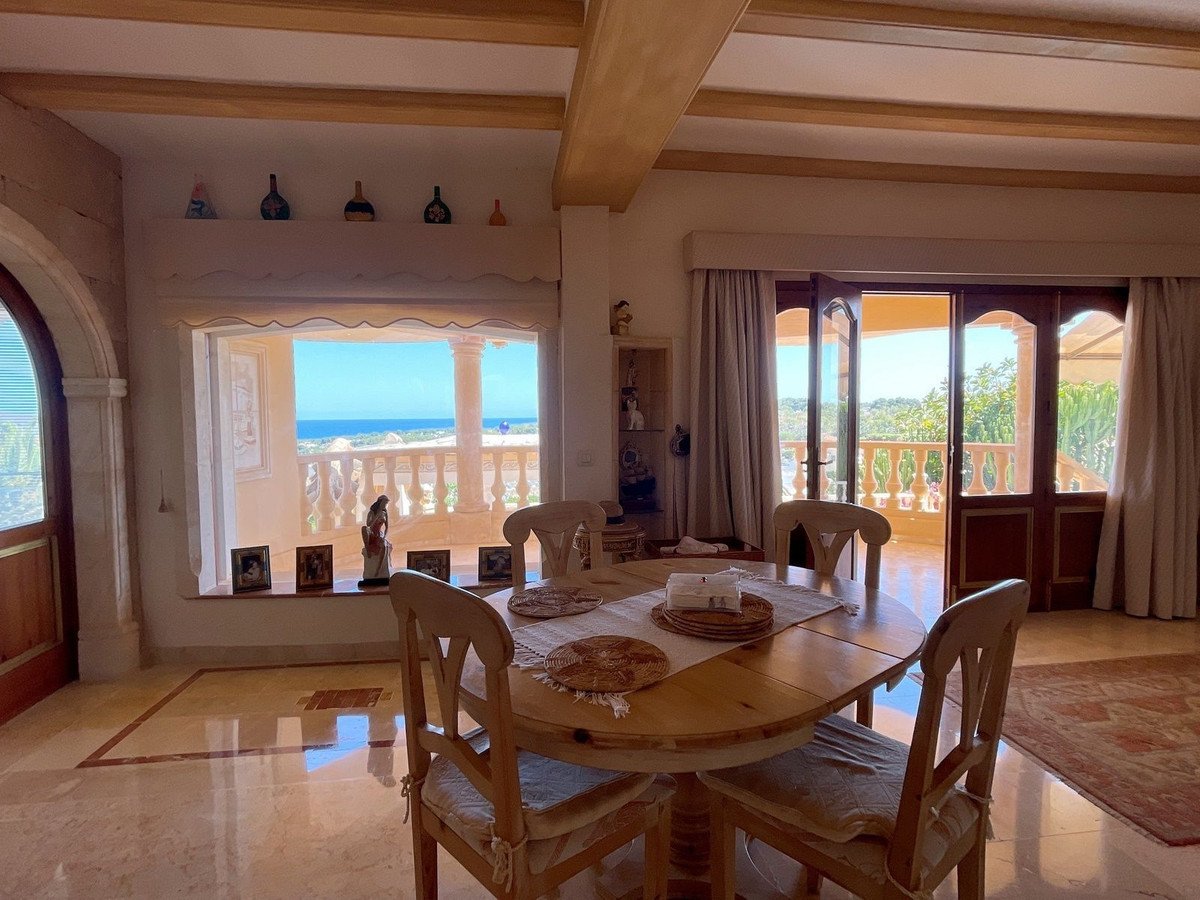 Spacious dining room with sea view and balcony access