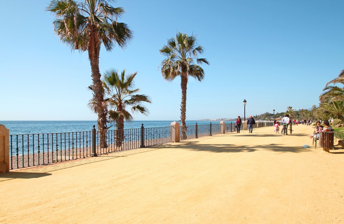 4 Bed Detached Villa in The Golden Mile في The Golden Mile — فيلا مستقلة