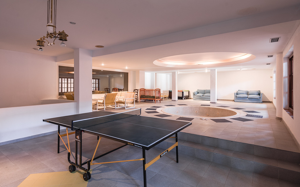 Speelkamer in villa met pingpongtafel en jacuzzi.