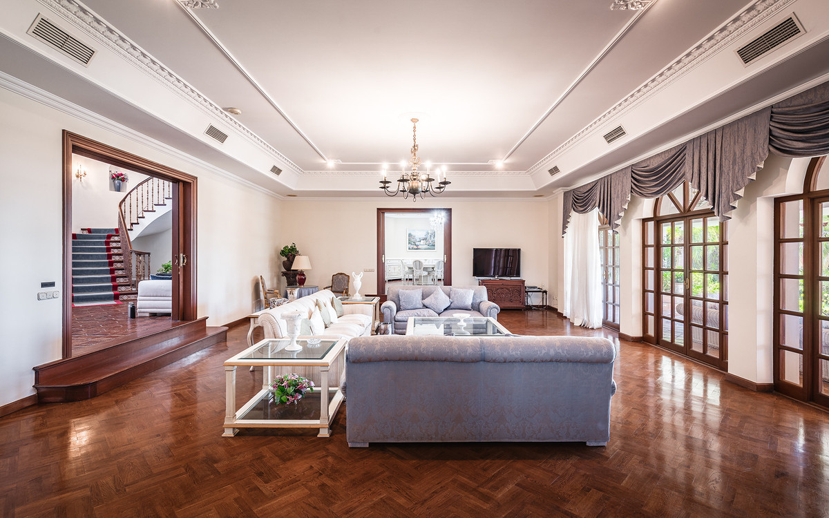 Elegante woonkamer interieur met klassieke meubels en parketvloer