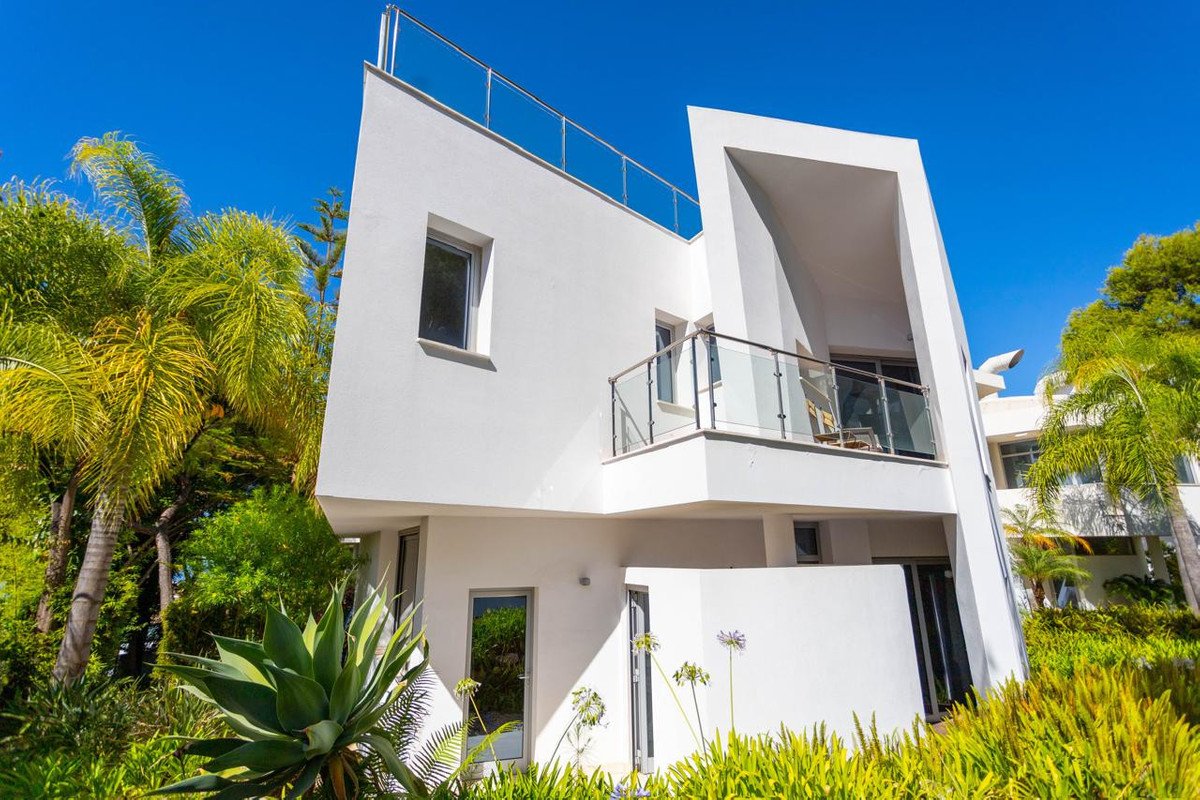 4 Bed Semi-Detached House in The Golden Mile in The Golden Mile — Semi-Detached House