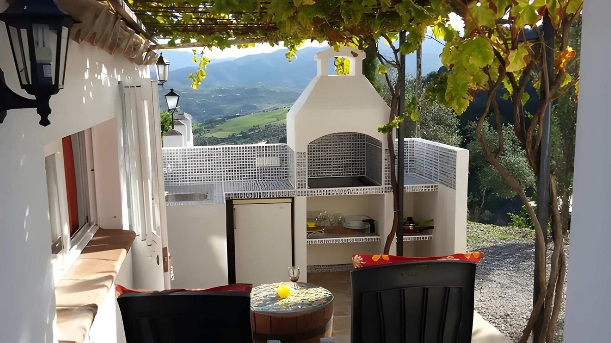 Buitenkeuken met uitzicht op de bergen.