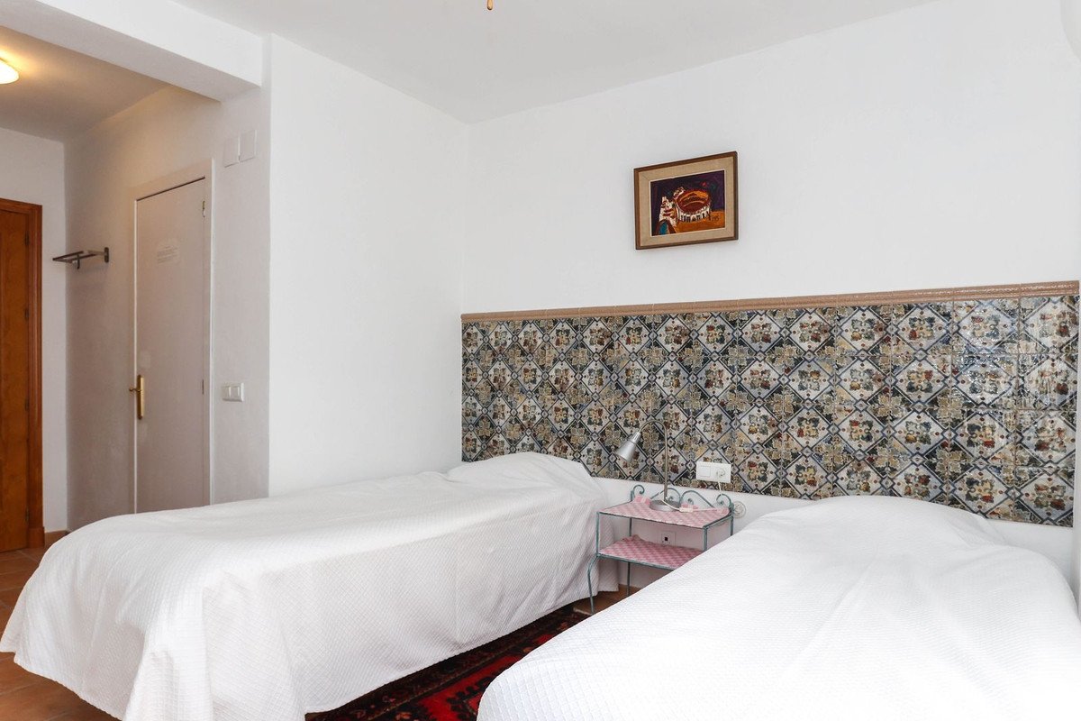 6 Bed Bed and Breakfast in Tolox في Tolox — بيت الضيافة