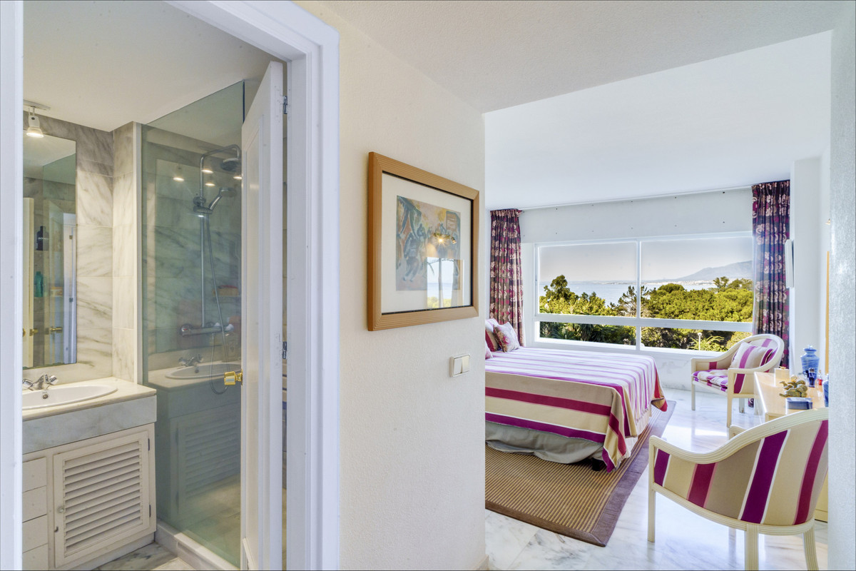 Slaapkamer met en-suite badkamer en uitzicht op de kust