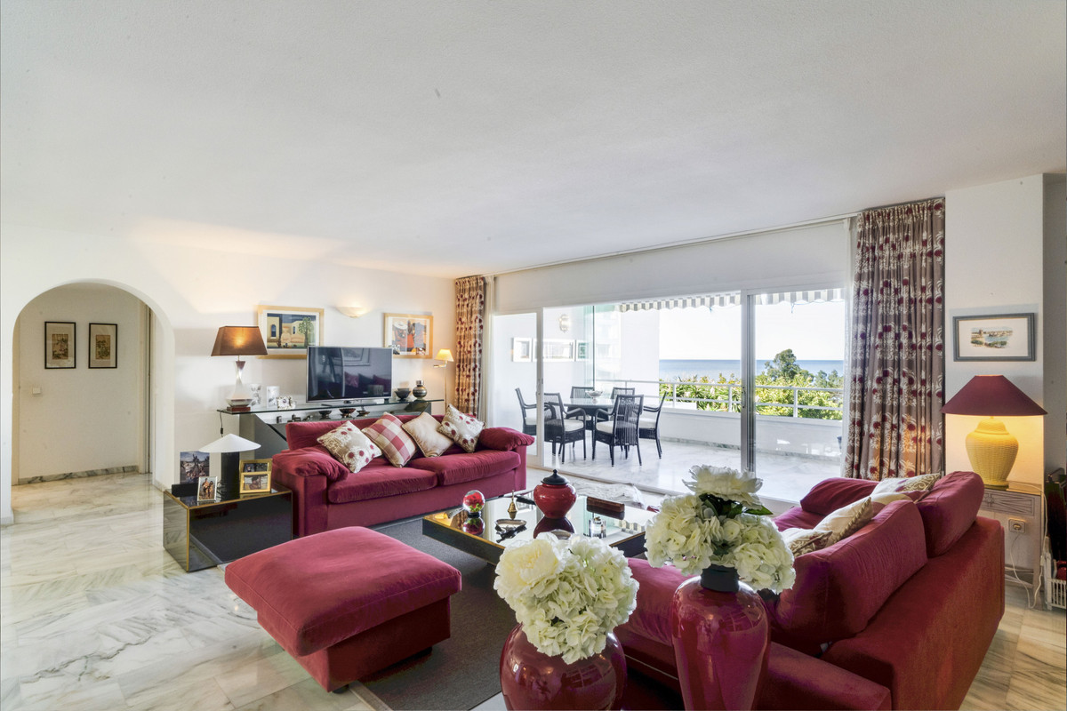 Elegante woonkamer met balkon en uitzicht