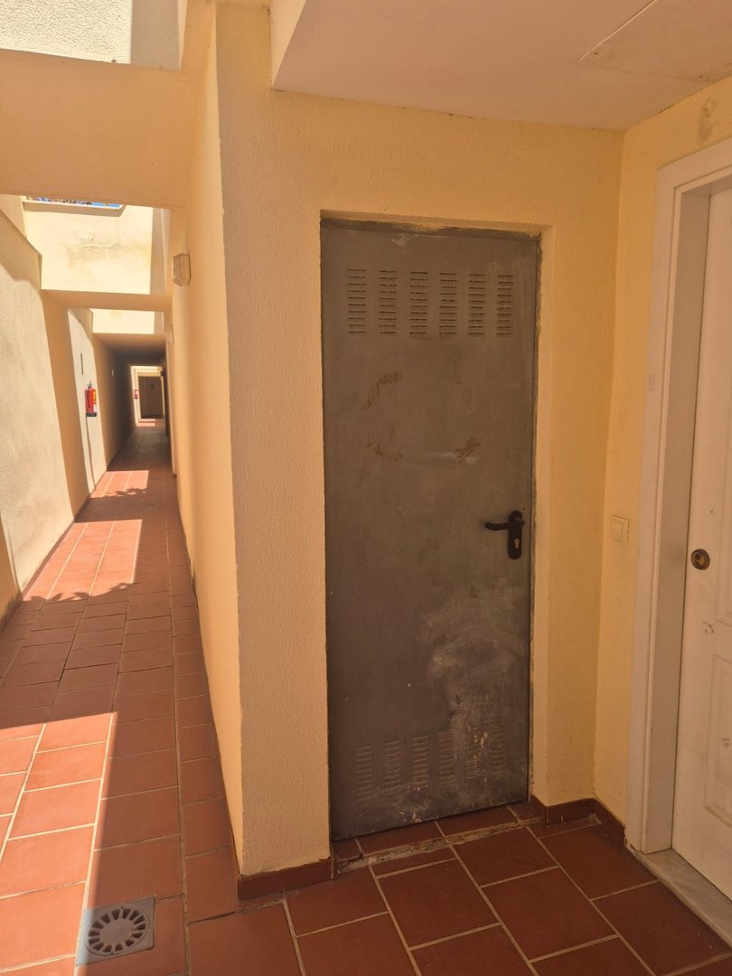 Garage in Torreblanca في Torreblanca, مرآب سيارات مع غرفة تخزين
