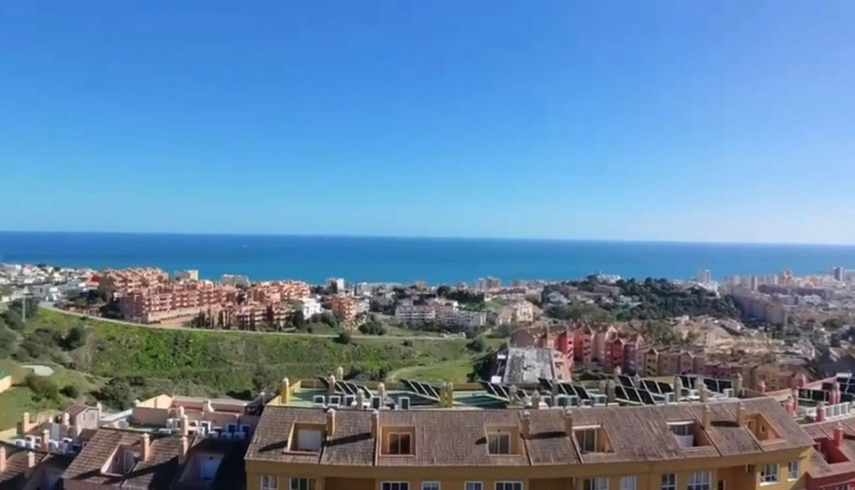 Luchtfoto van een kuststad in Spanje met uitzicht op zee.