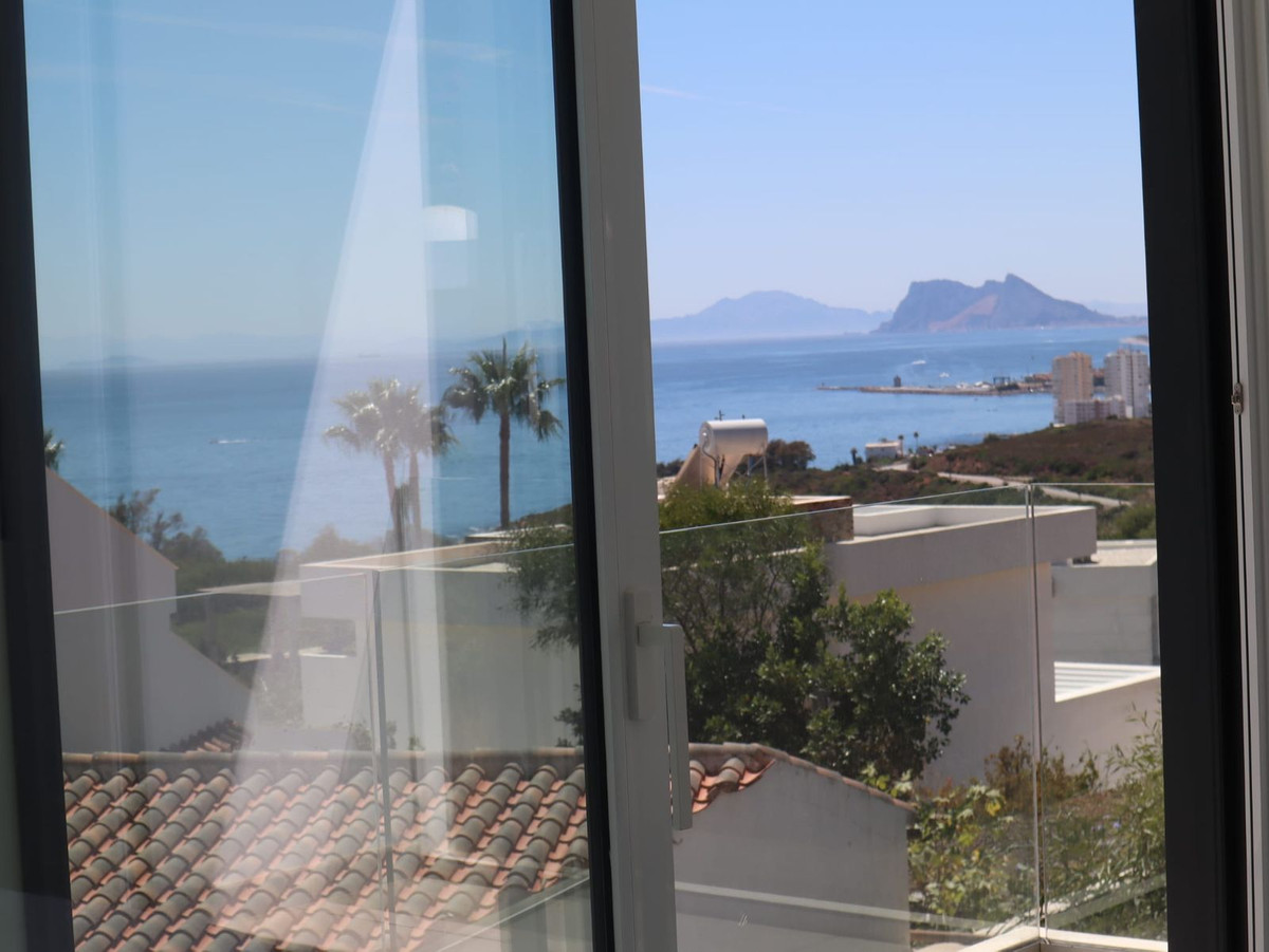 Uitzicht vanuit raam op Gibraltar en de zee