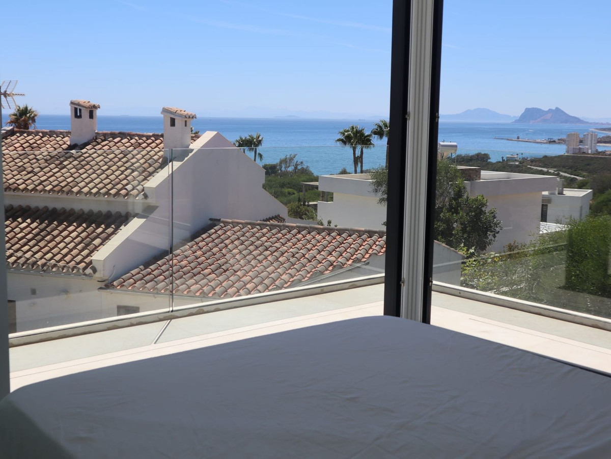 Slaapkameruitzicht op de mediterrane kustlijn