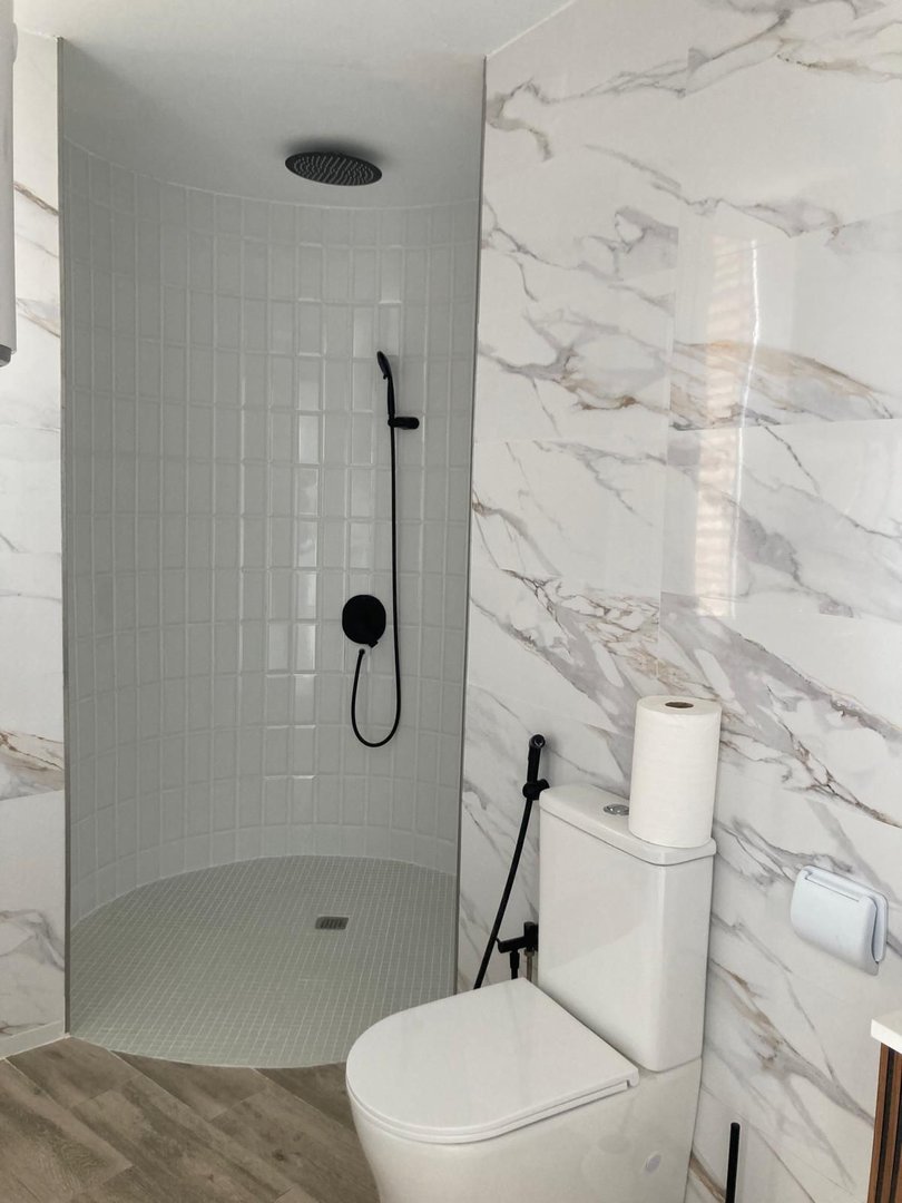 2 Bed Top Floor Apartment in Torremolinos Centro في Torremolinos Centro — شقة