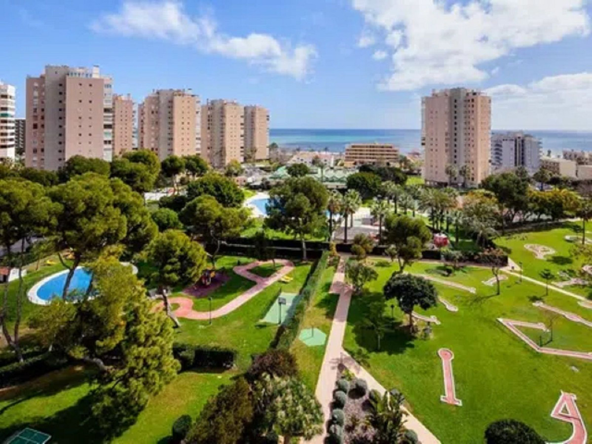 3 Bed شقة في الطابق الأوسط in Torremolinos في Torremolinos, شقة