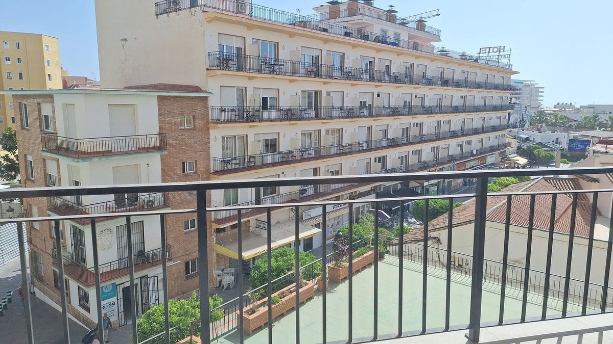 3 Bed شقة في الطابق الأوسط in Torremolinos في Torremolinos, 