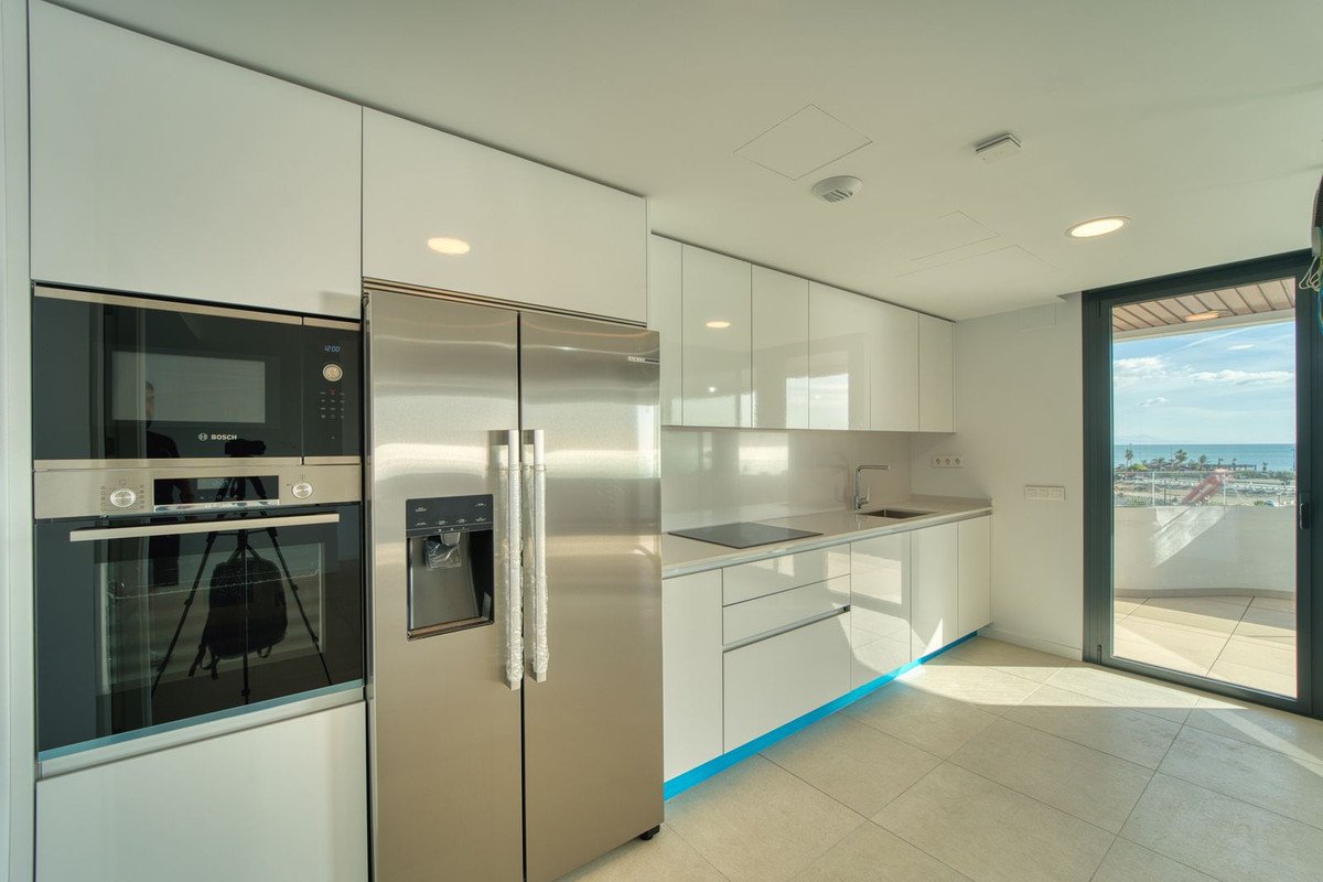 3 Bed شقة في الطابق الأوسط in Torremolinos في Torremolinos, شقة