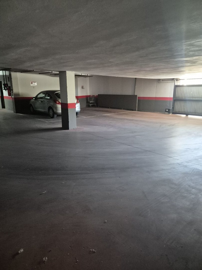 Parking Space in Torremolinos في Torremolinos, مساحة وقوف سيارات