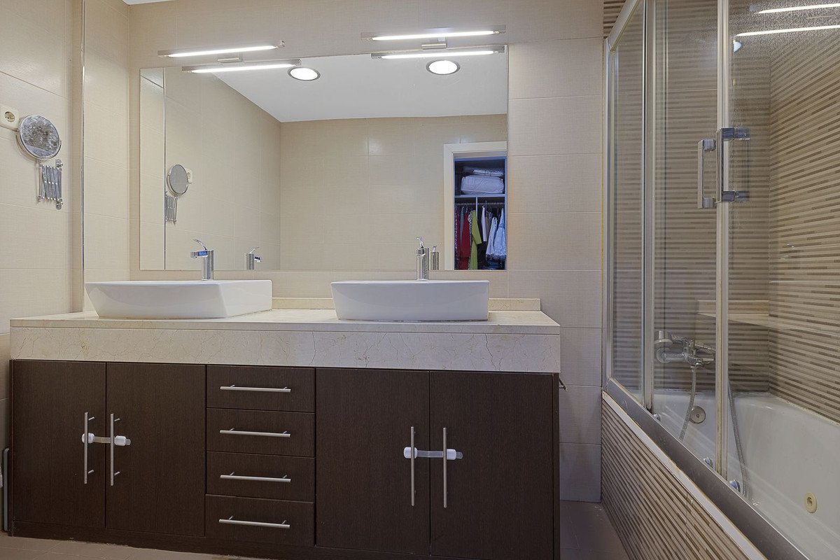 2 Bed Middle Floor Apartment in Torrequebrada في Torrequebrada — شقة