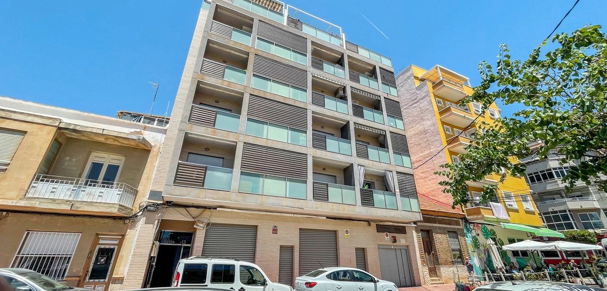 5 Bed Middle Floor Apartment in Torrevieja in Torrevieja, Apartment