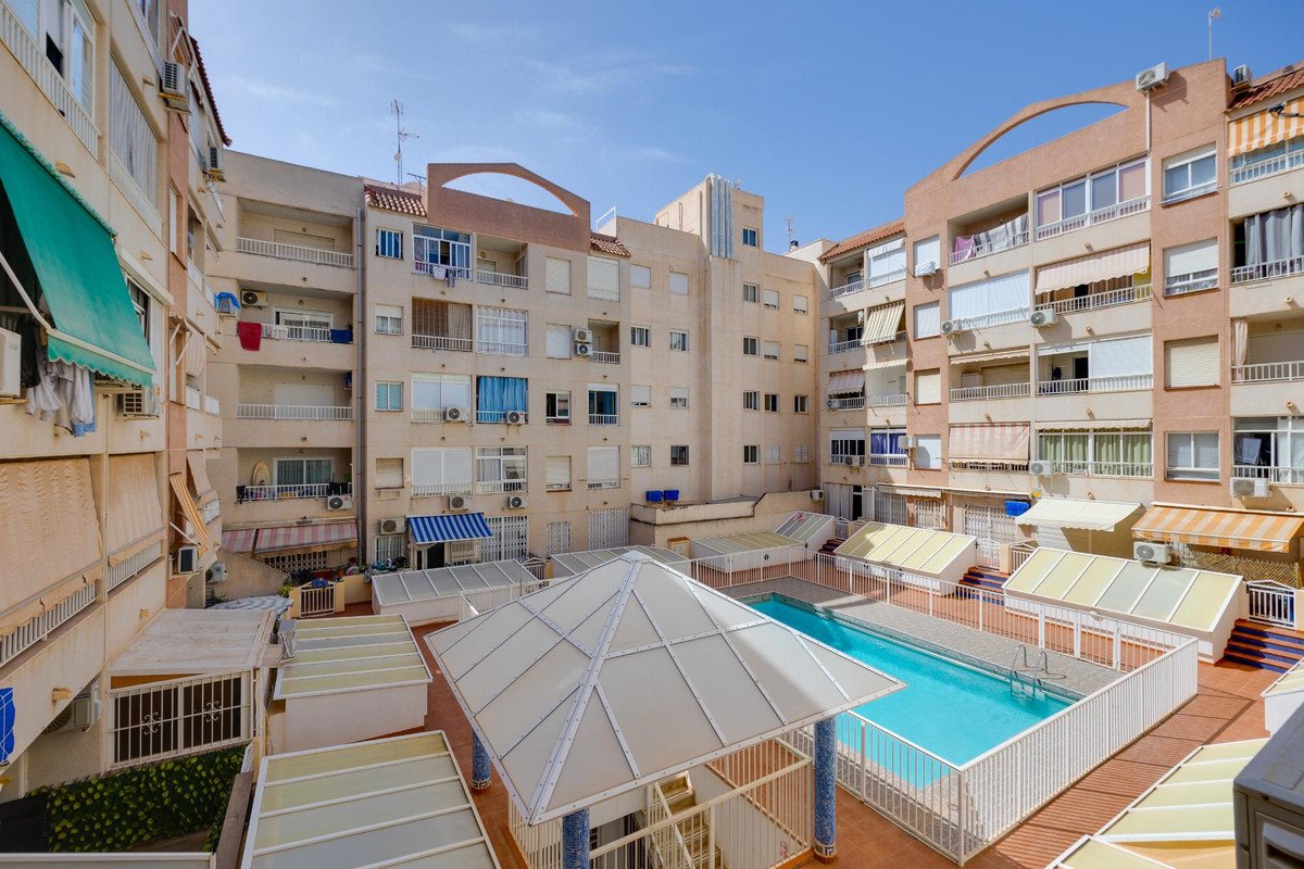 1 Bed Middle Floor Apartment in Torrevieja in Torrevieja, 