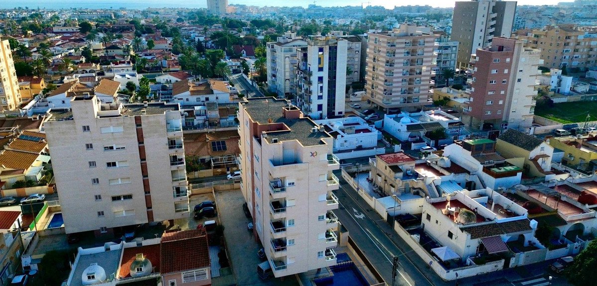 2 Bed شقة في الطابق الأوسط in Torrevieja في Torrevieja, شقة