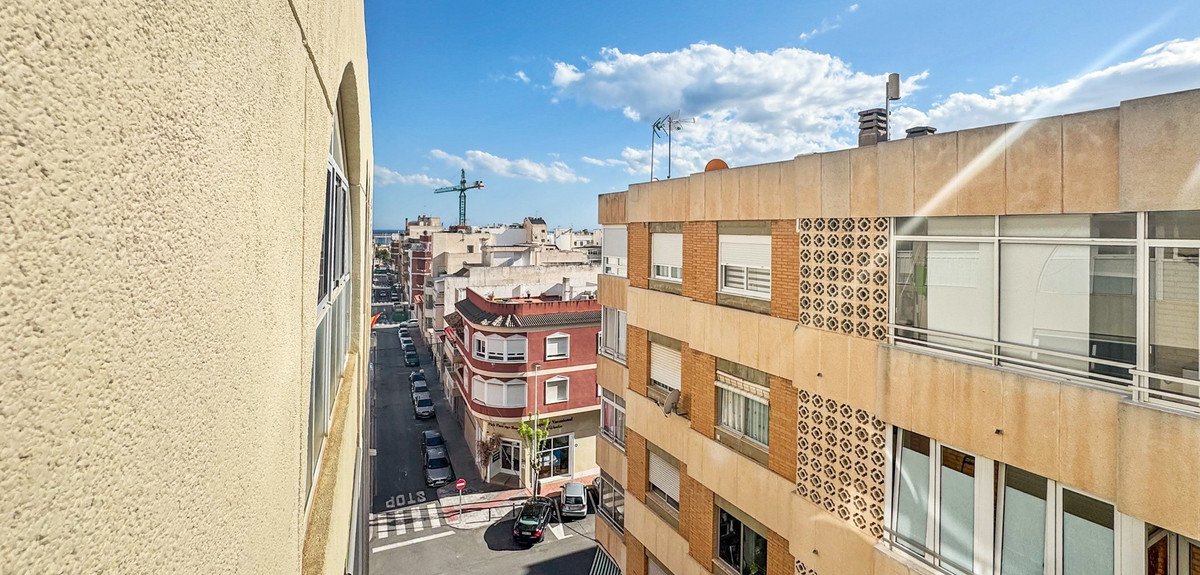 2 Bed شقة في الطابق الأوسط in Torrevieja في Torrevieja, 