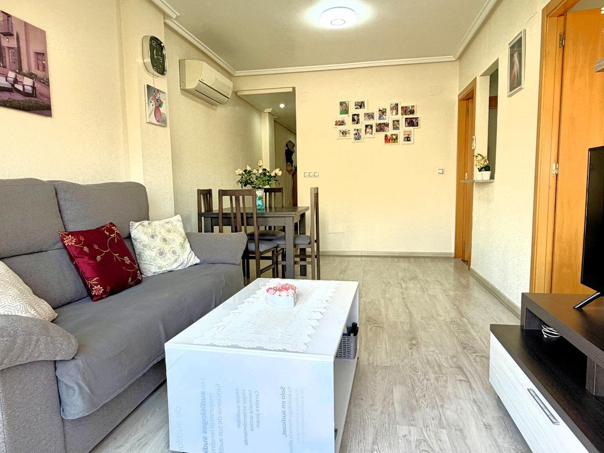 2 Bed Апартамент на среден етаж in Torrevieja в Torrevieja, 