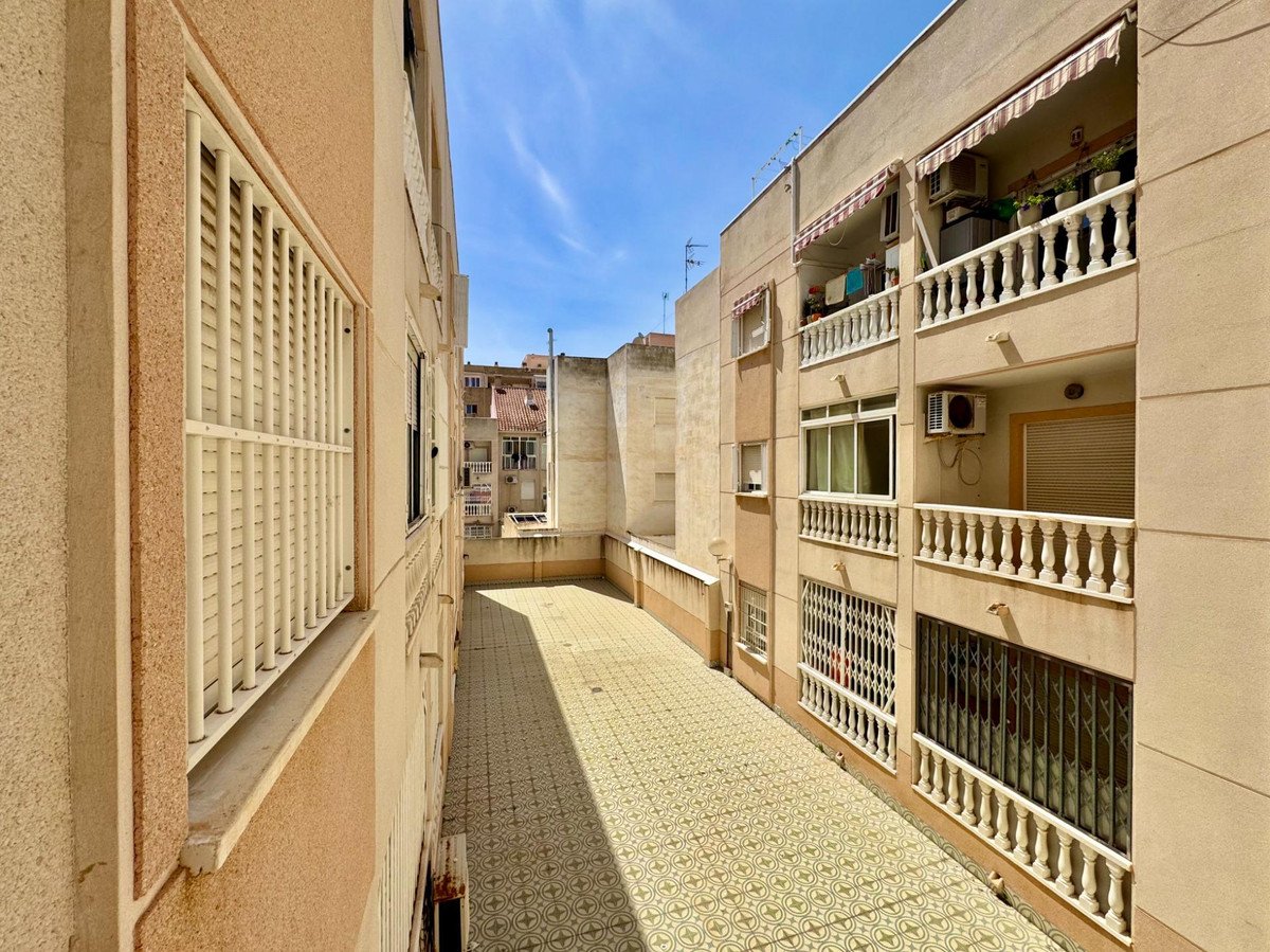 2 Bed شقة في الطابق الأوسط in Torrevieja في Torrevieja, شقة