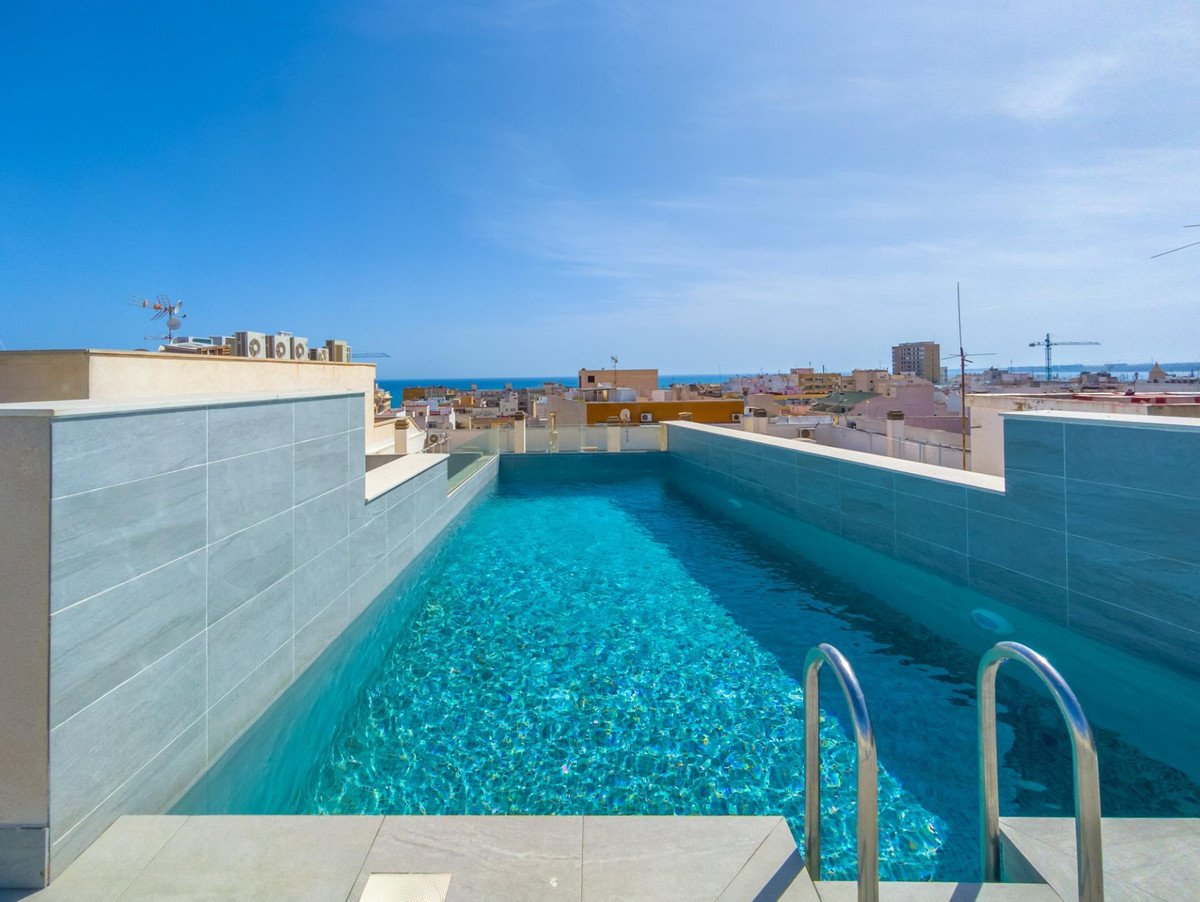 2 Bed Middle Floor Apartment in Torrevieja in Torrevieja, 