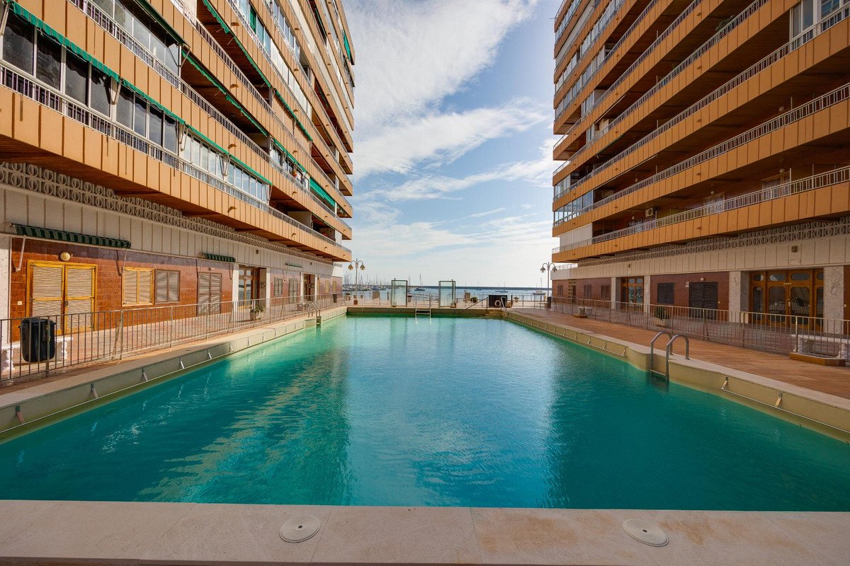 3 Bed Middle Floor Apartment in Torrevieja in Torrevieja, 