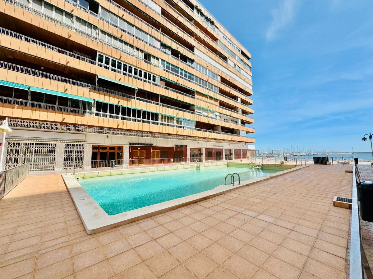 3 Bed Middle Floor Apartment in Torrevieja in Torrevieja, 