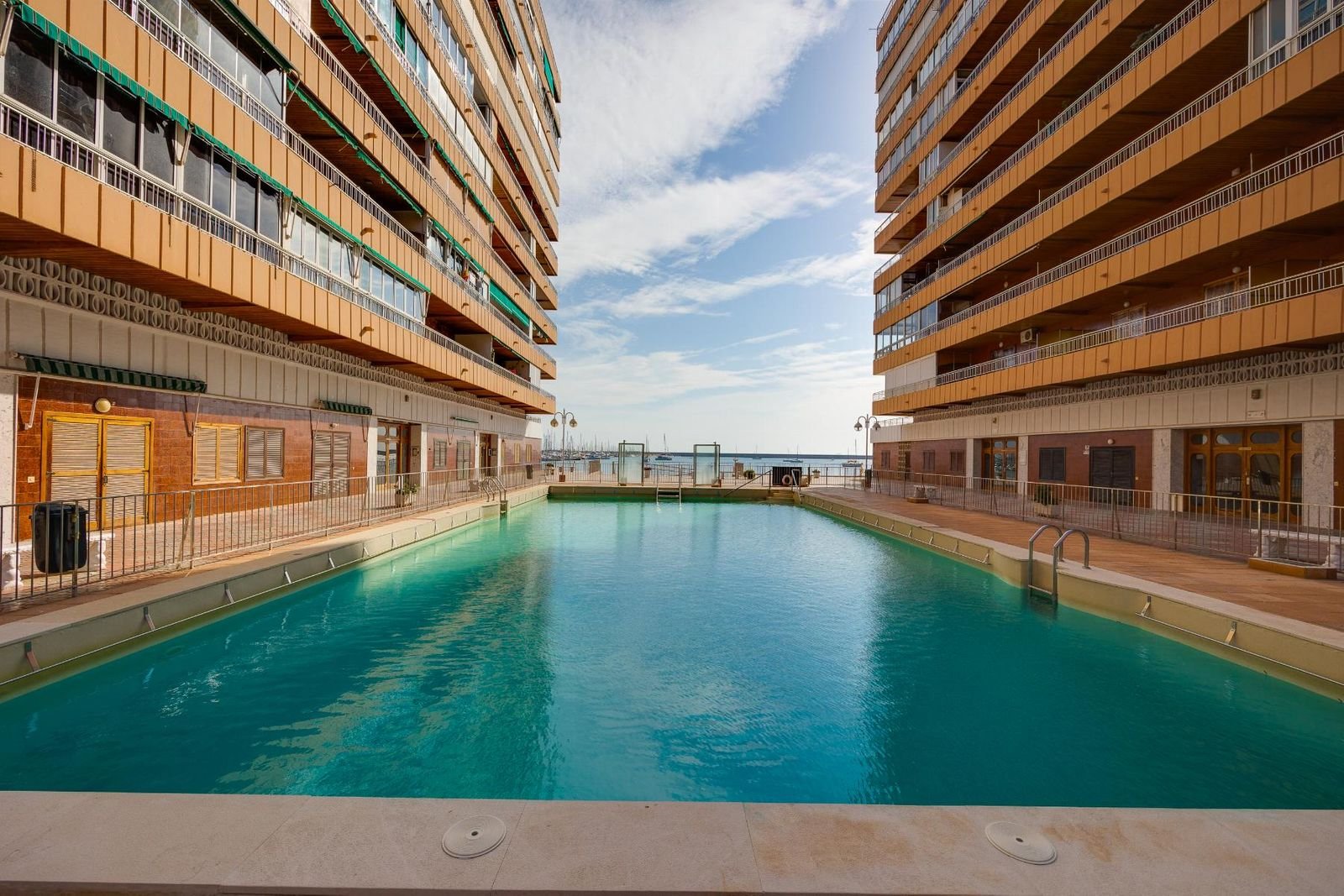 3 Bed شقة في الطابق الأوسط in Torrevieja في Torrevieja, شقة