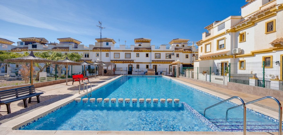 3 Bed بيت مدينة in Torrevieja في Torrevieja, 