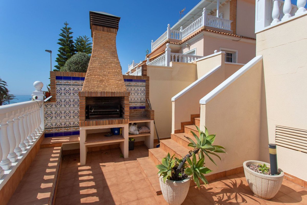 4 Bed فيلا مستقلة in Torrevieja في Torrevieja, فيلا مستقلة