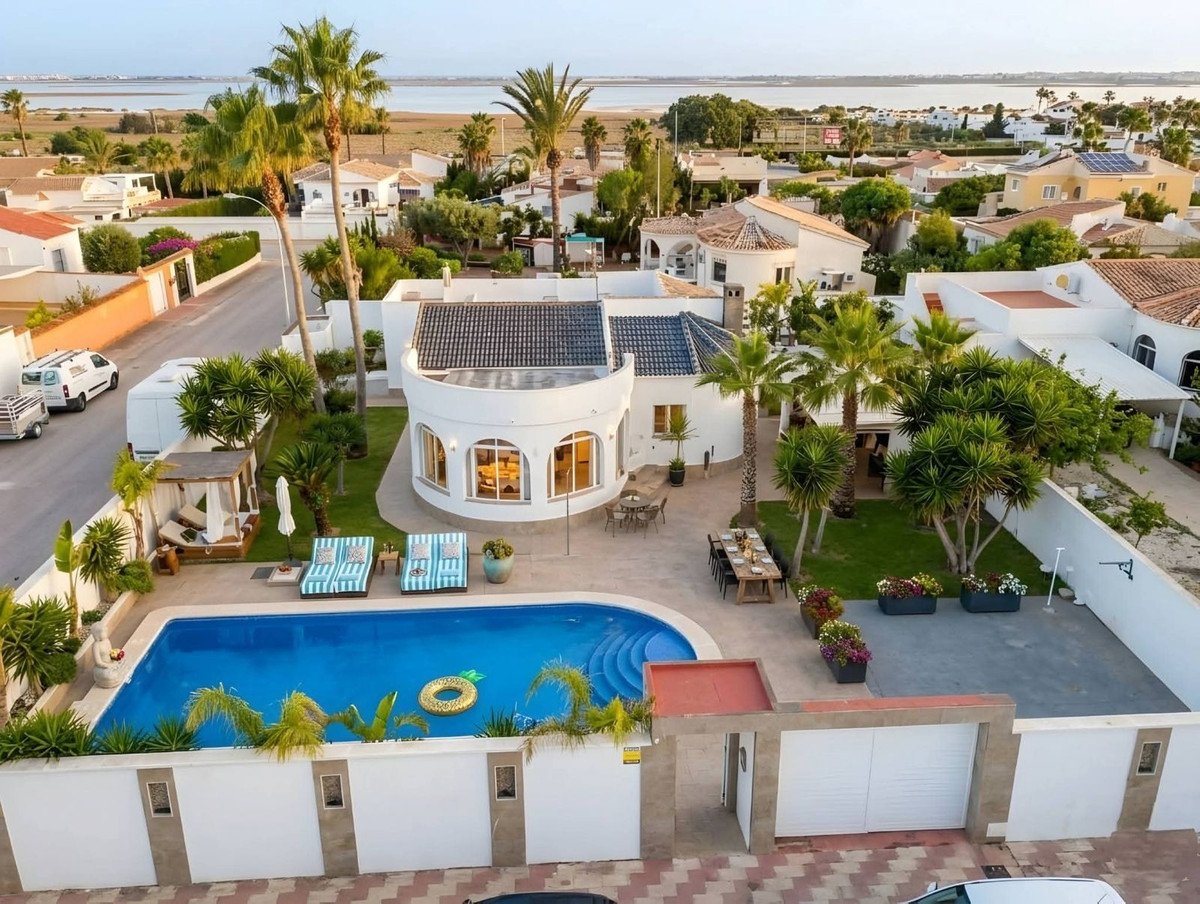5 Bed Detached Villa in Torrevieja in Torrevieja, Detached Villa