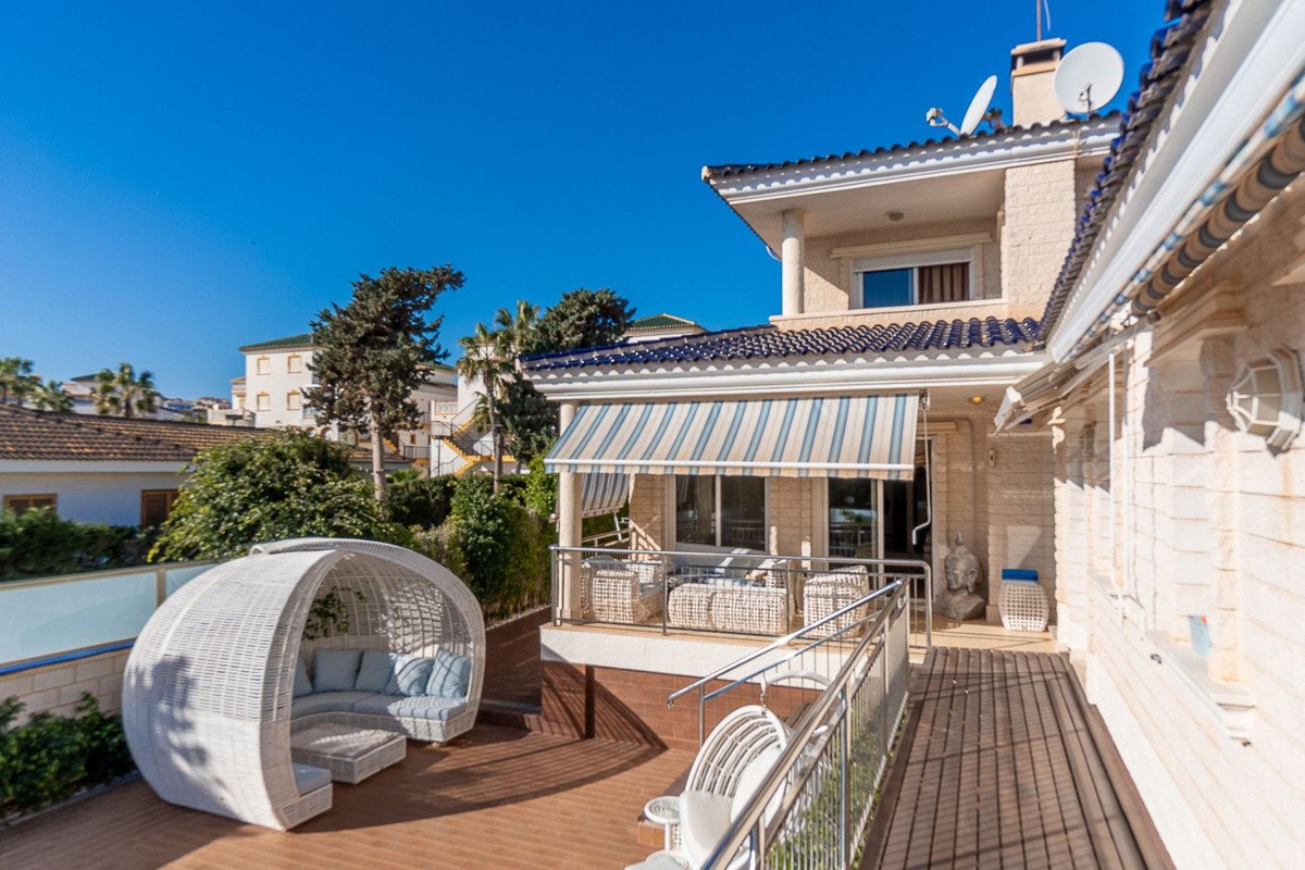 5 Bed فيلا مستقلة in Torrevieja في Torrevieja, فيلا مستقلة